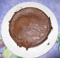 Photo du flan au chocolat dans le plat blanc