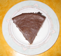 Photo de vue de dessus de la part de flan au chocolat dans une assiette