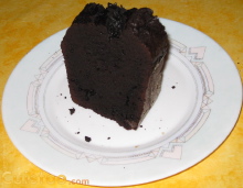 Photo d'une part de quatre quarts au chocolat dans une assiette
